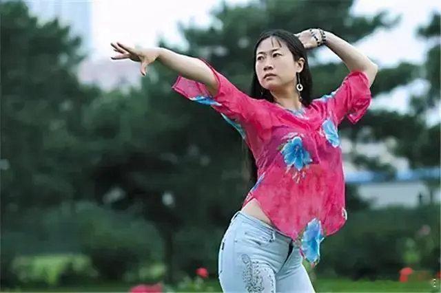 一笑倾国已删除退网内容 小芙蓉玩的这套把戏不就是当年 芙蓉姐姐  玩剩的吗？[疑