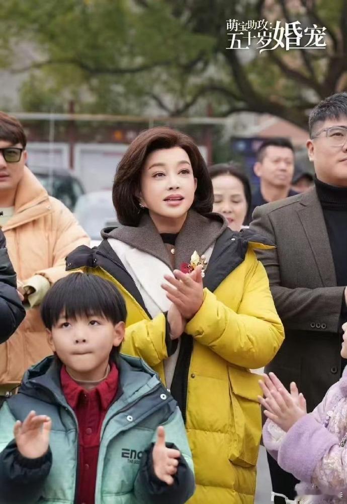 75 岁刘晓庆，《一路繁花》余韵未消，又赴短剧《萌宝助攻:五十岁婚宠》。岁月不败