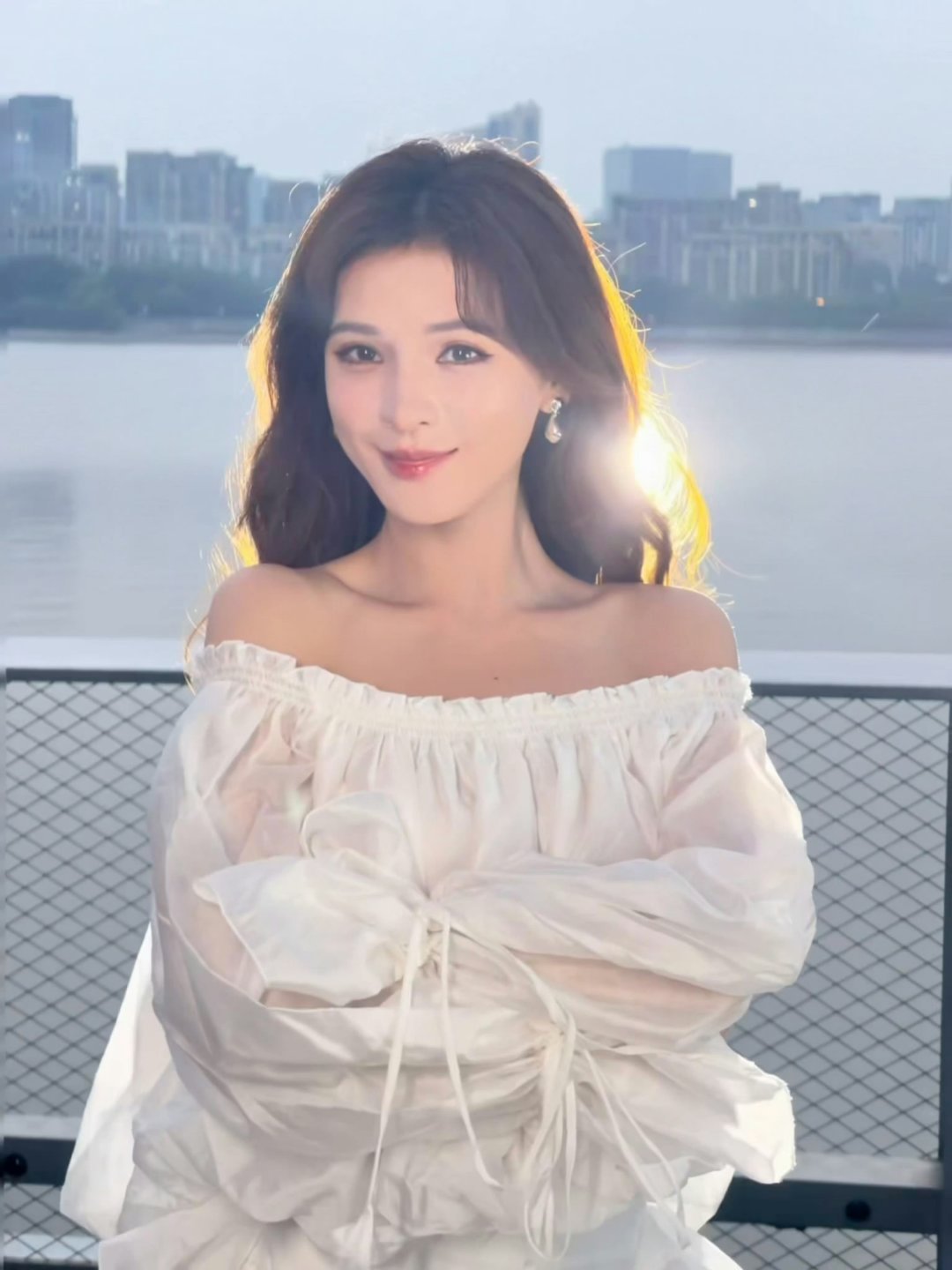不敢想张予曦真人有多美每次看张予曦的图都忍不住感慨，镜头根本装不下她的颜值！真不