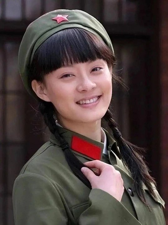 孙俪晒文工团旧照八一翻出早年文艺兵老照片太有氛围感！十几岁穿军装素颜出镜，五官清
