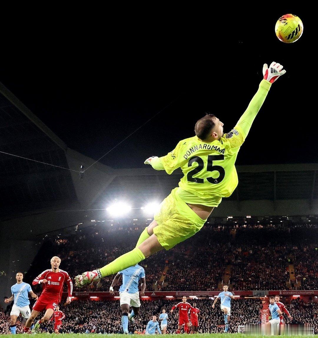 伟大的扑救！利物浦1比2曼城英超联赛  cr：欧洲足球记录者 