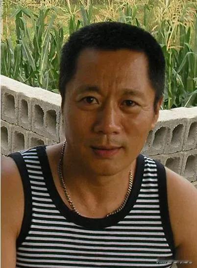 著名影视演员，编剧，制片人，由力说：2004年，我在《亮剑》剧组拍戏，当时拍摄地