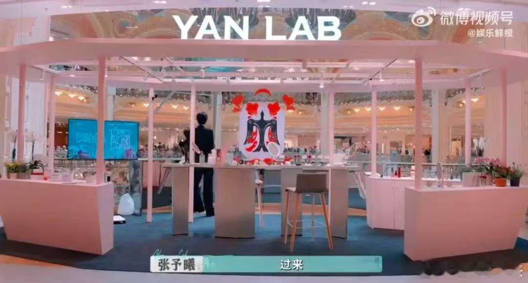 张予曦黑旗袍硬控巴黎风情巴黎合伙人 家人们快看！张予曦穿黑旗袍现身颜YANLAB