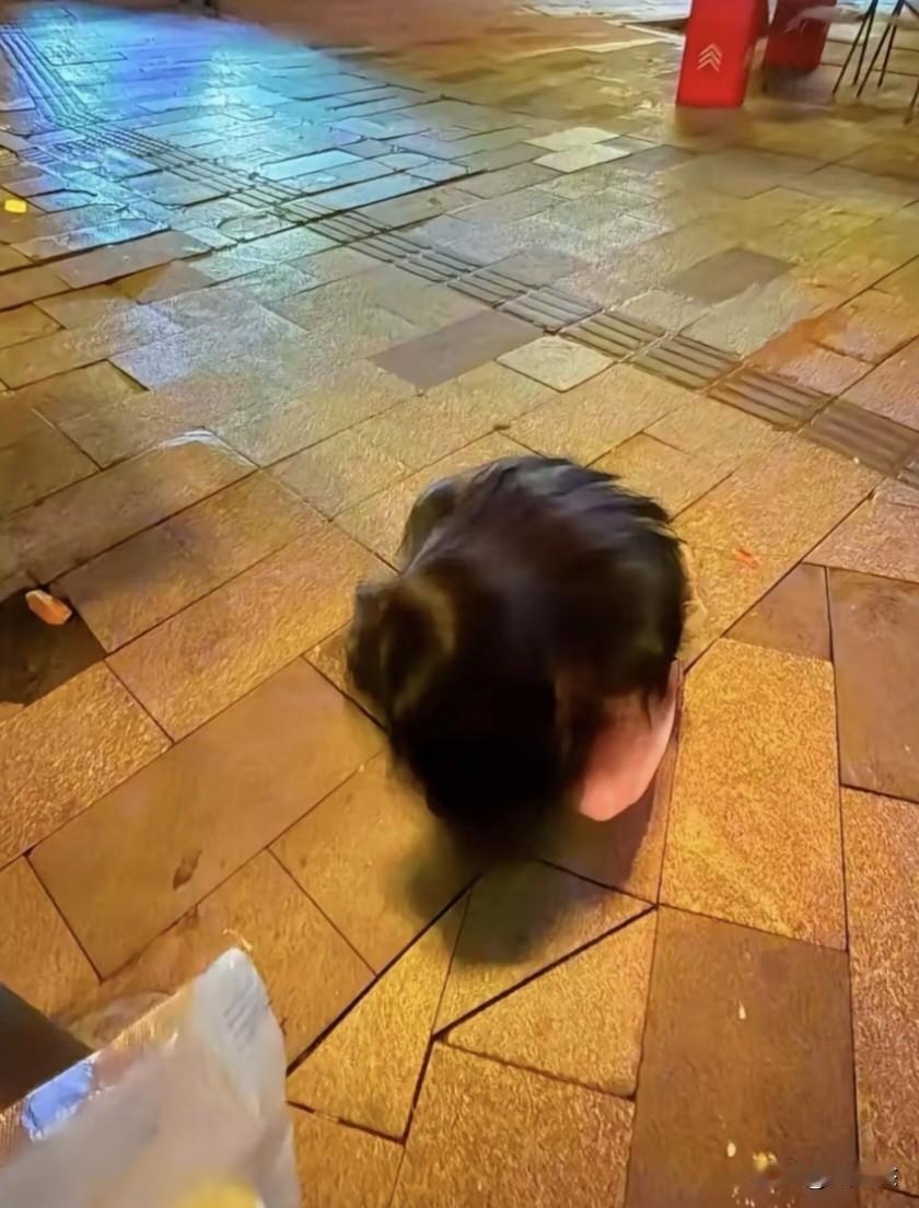 女朋友低头系鞋带，你看成什么了？