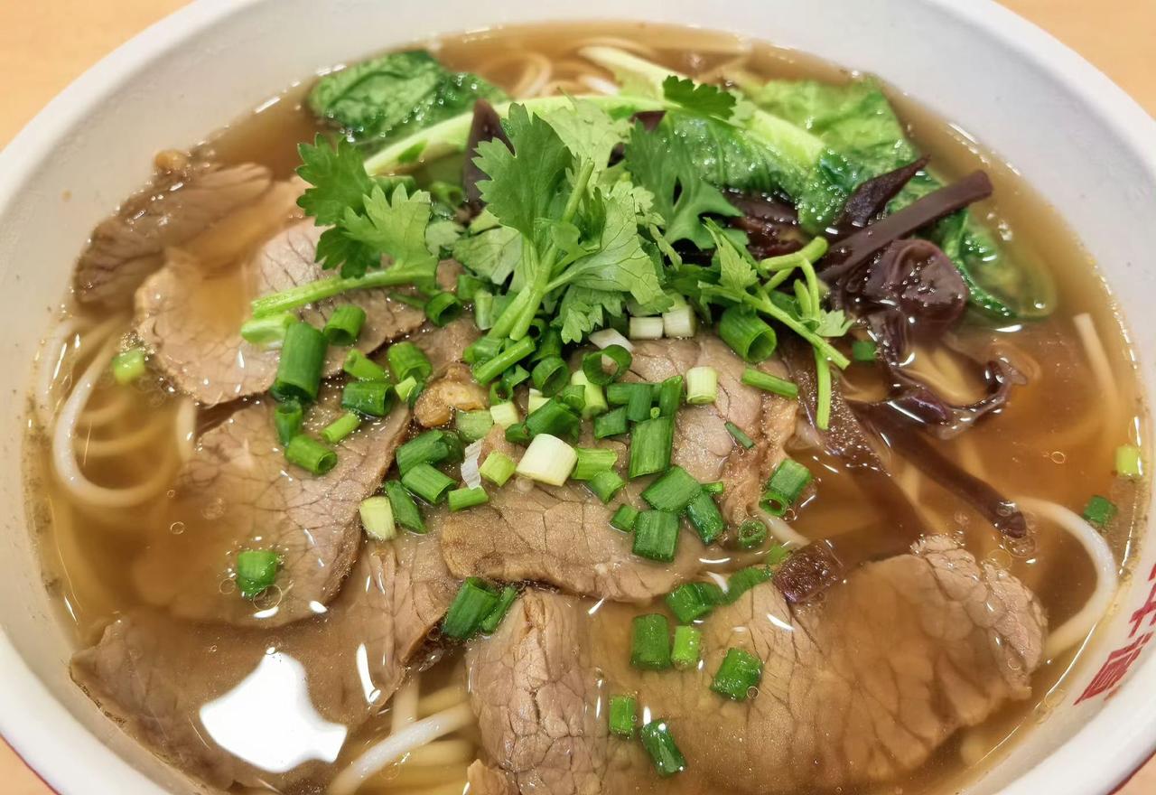 🍜热汤一浇，葱花跳起圆舞曲💃，肉香裹着面魂钻进胃里。人间烟火，不过一碗心安。