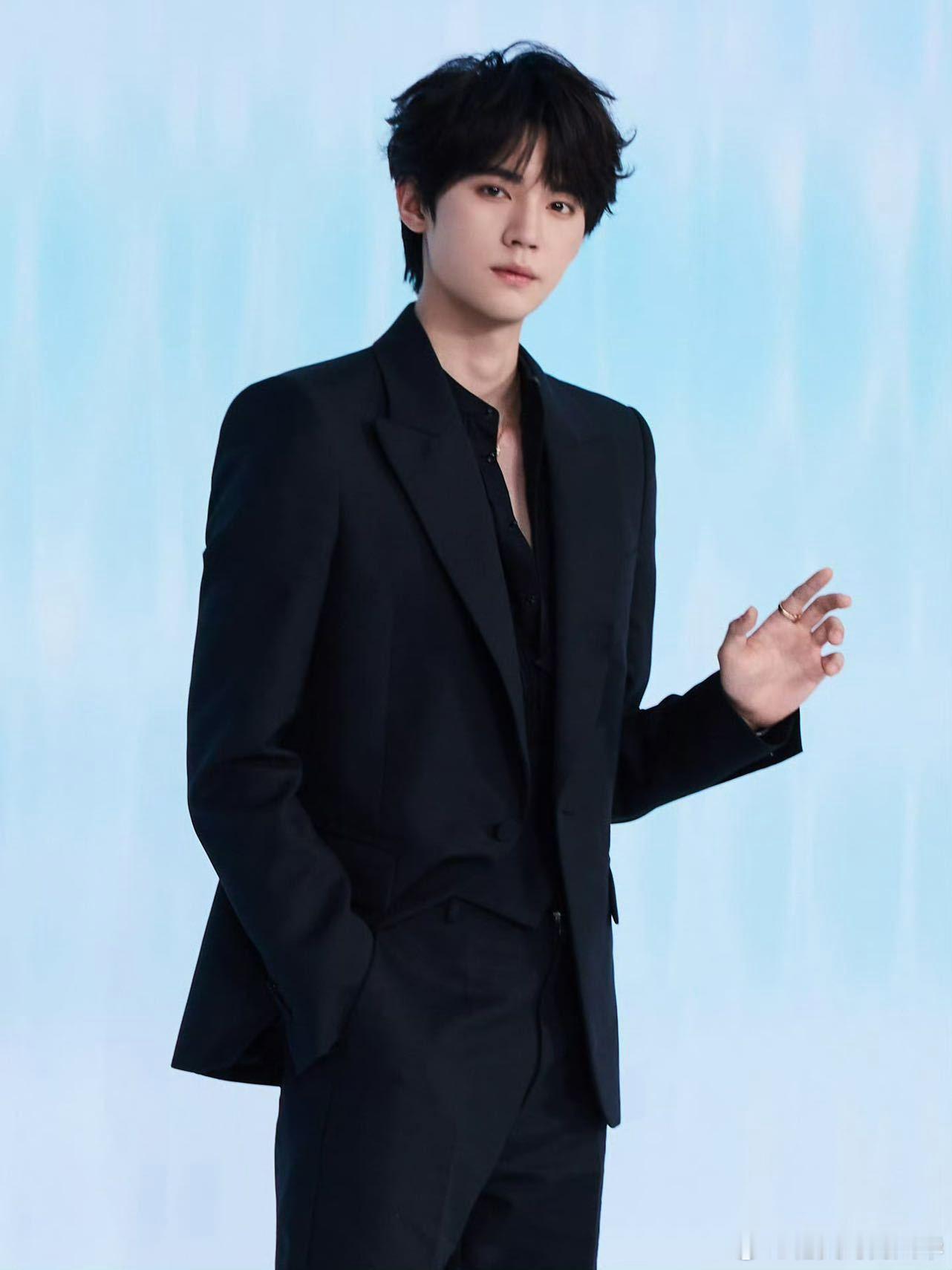 周翊然忙完这个忙这个 行程排面拉满！微博文化交流之夜新加坡站+视界大会，两场海内