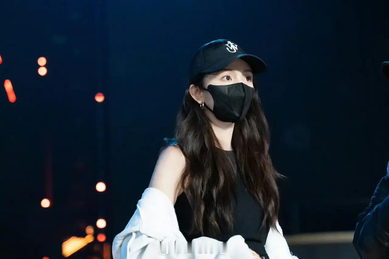 杨幂湖南卫视跨年素颜彩排照，你期待大美女的跨年舞台吗？ 
