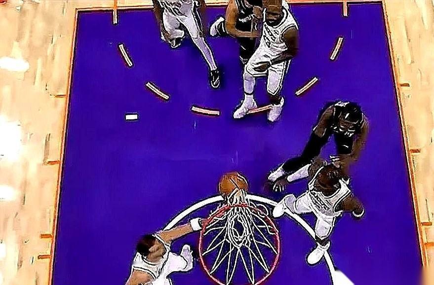 那一掌推在老詹背上的时候，我隔着屏幕都感觉有点恍惚。
这不是一个犯规那么简单。