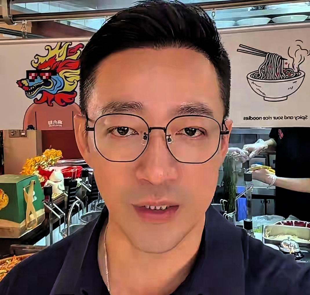 汪小菲牵挂女儿小玥儿的小学毕业典礼，特意清空工作行程，产后不久的马筱梅体谅丈夫心
