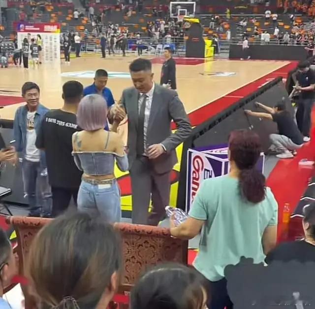 广东男篮老板娘未能挽回杜峰，杜峰与广东男篮分手，不在担任球队主教练！cba杜峰下