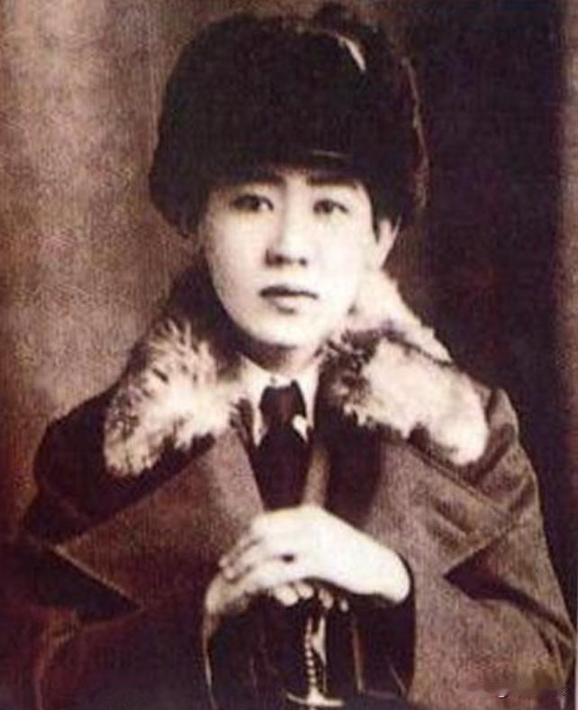 1924年，59岁的养父，爬上了18岁的川岛芳子的床，面对这个养育了她12年的男