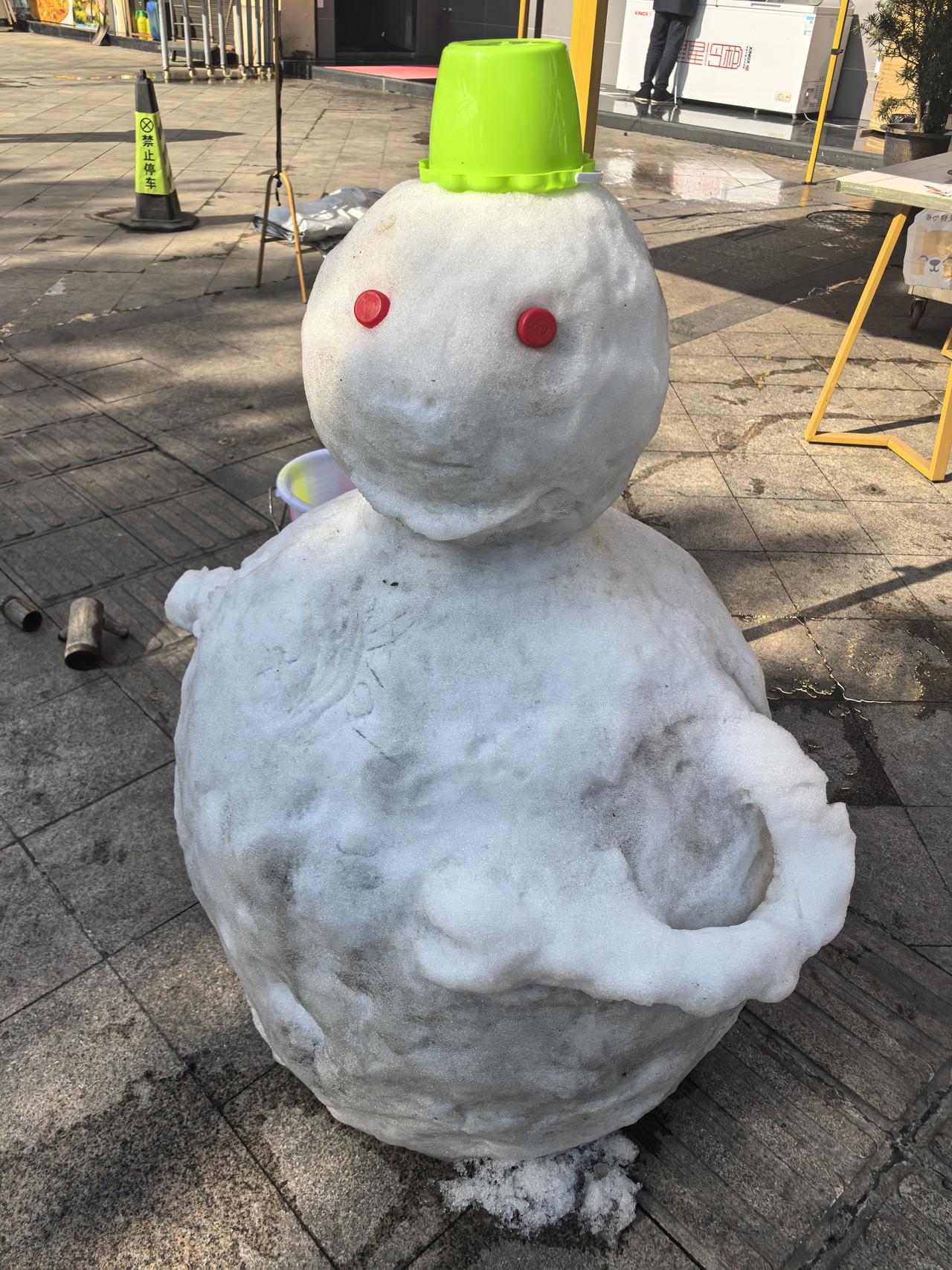 江苏普遍下雪，盐城南部的雪量属中等，学校为了学生的出行安全，要求学校一律停课休息