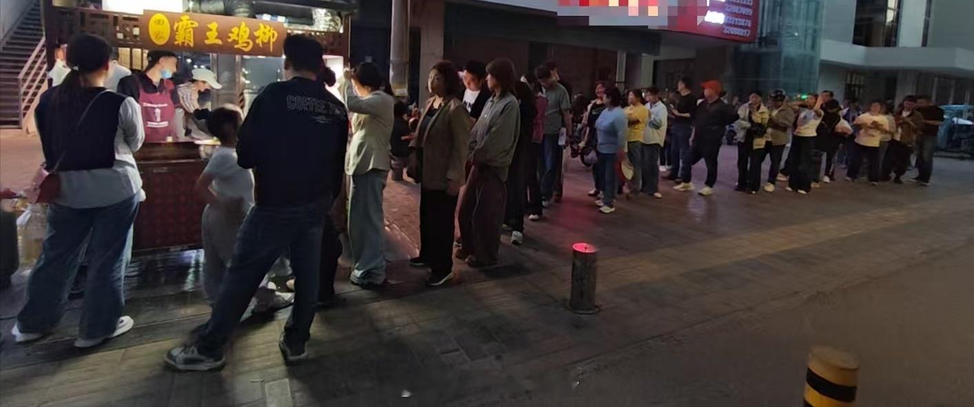 这么好吃吗搞的路路酱也想排个队尝尝了路路酱五一躺平计划pel五一狂欢日