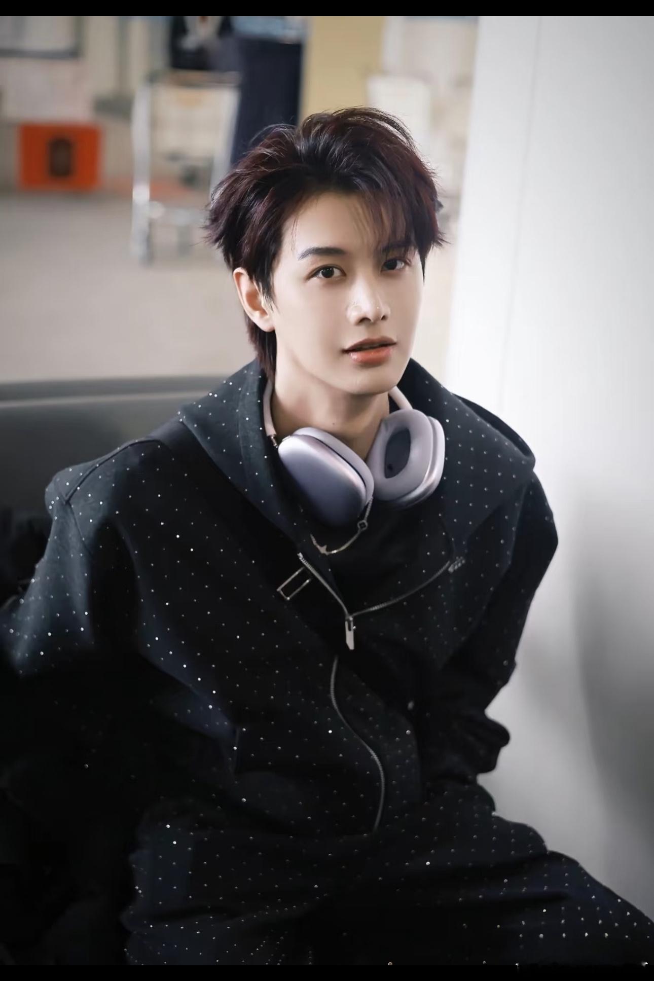 前女友实名举报何健麒涉毒 短剧顶流再陷重磅丑闻！前女友实名举报涉毒，瞬间引爆全网