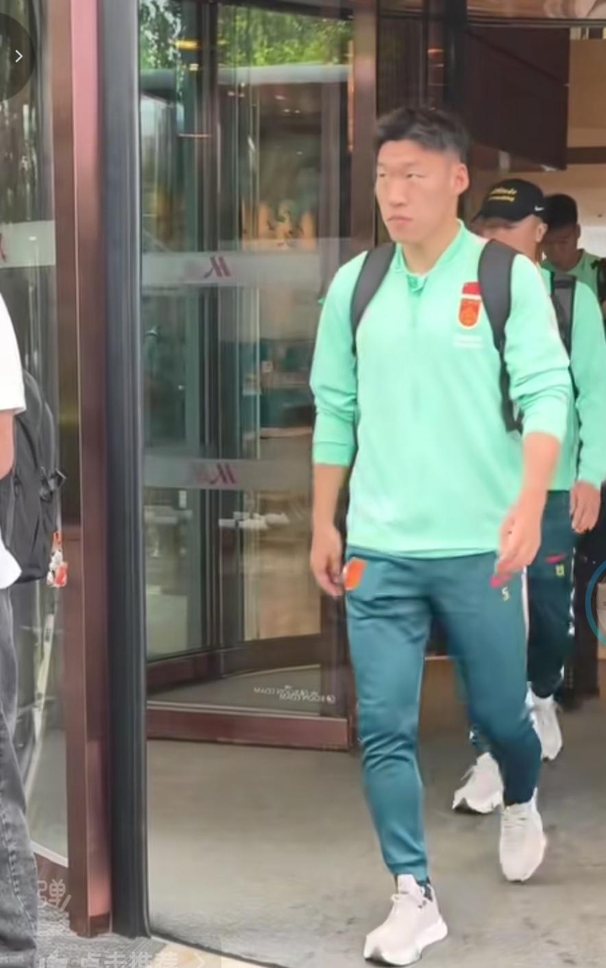 国足出征新加坡了！巴西出征美国，飞机过水门，另外现场直播起飞，那国足这次好像没有