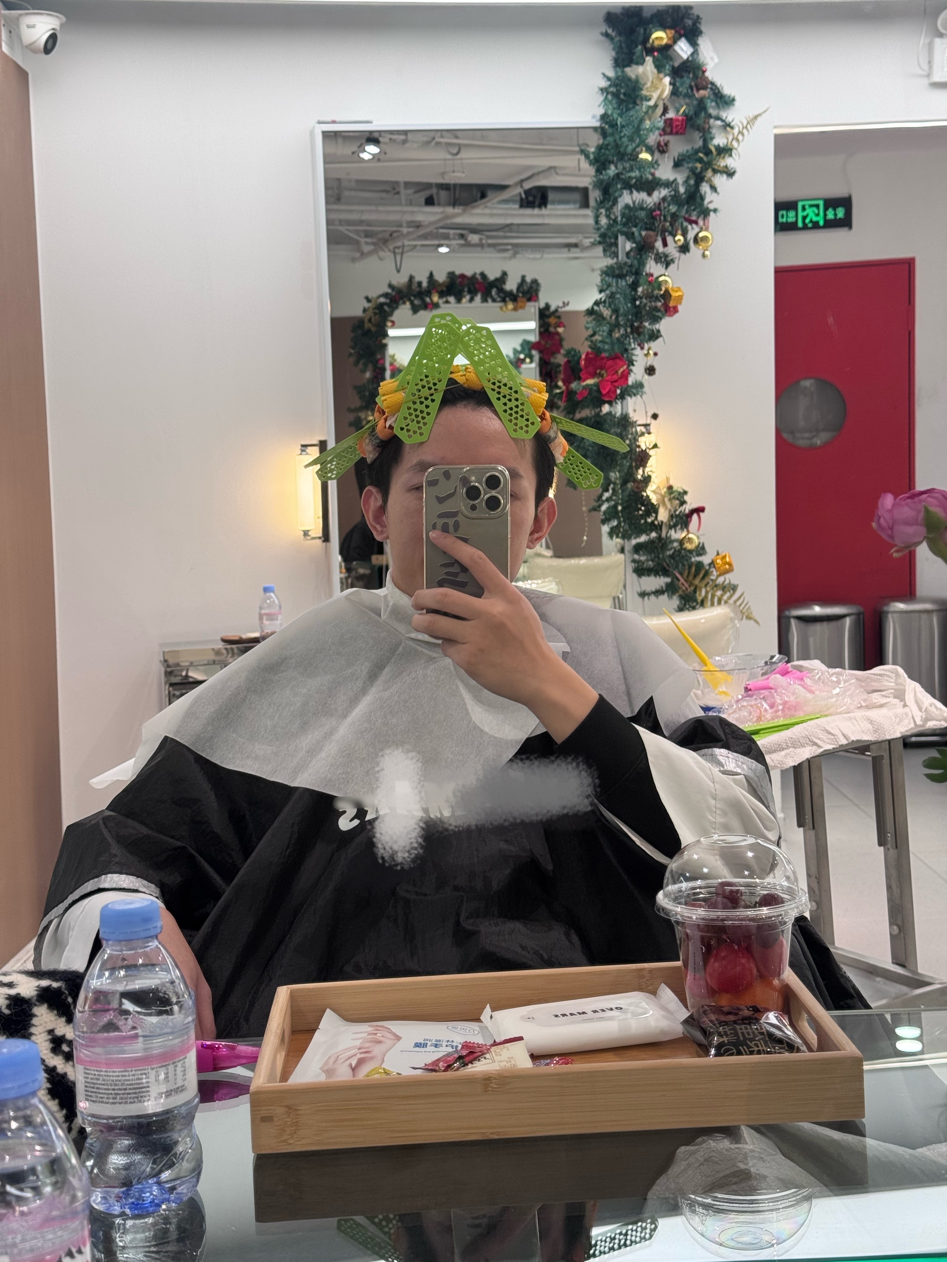 来烫头，进门就看到一顾客气势汹汹的带着俩警察来理论。偷听了一会好像是嫌媳妇儿昨天