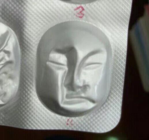 高三课上把药壳捏成了佛像形状 ​ ​​​