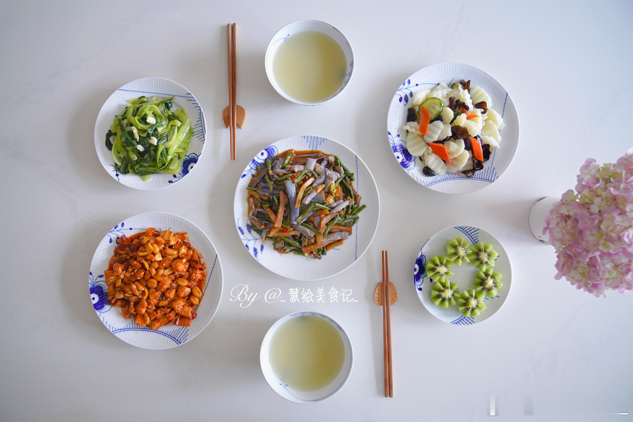 家常晚饭🍚山药炒木耳、豇豆炒茄子、宫保鸡丁、蒜蓉油菜、小米粥、猕猴桃~ ​​​