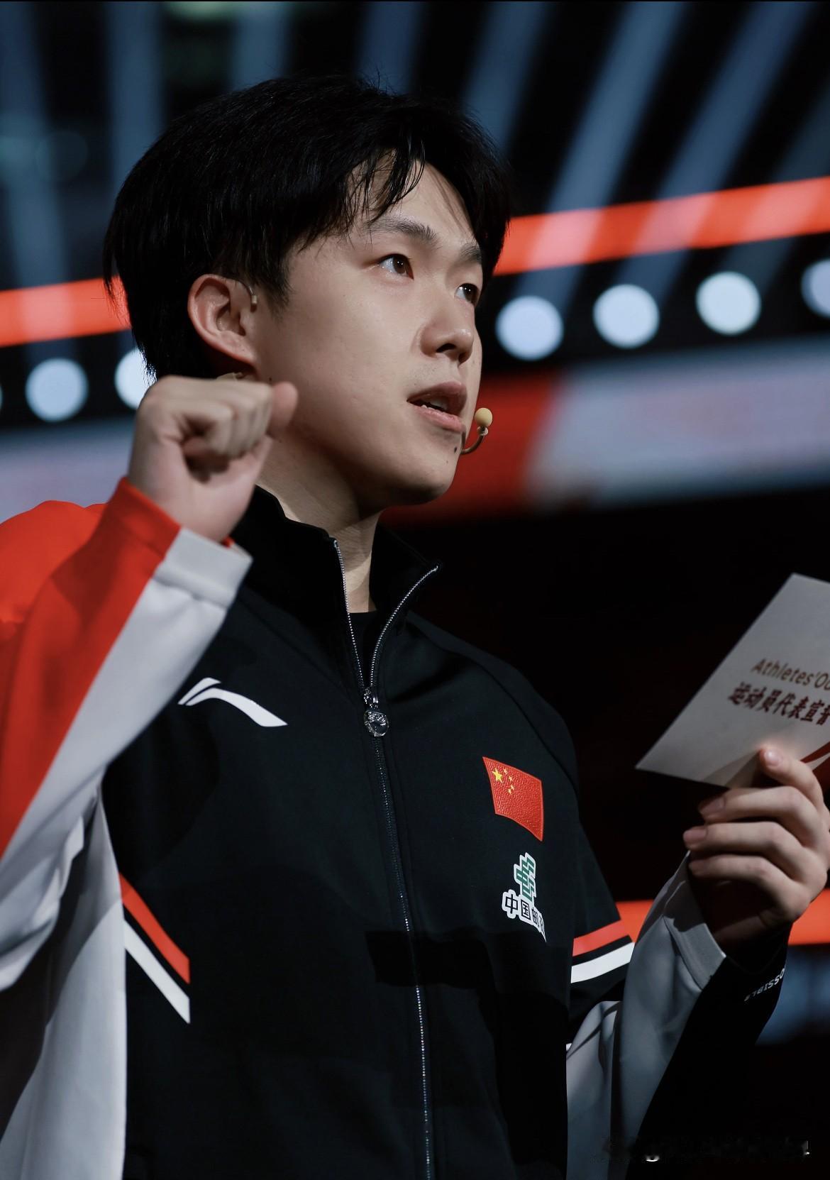 王楚钦退赛这事儿，

这哪是王楚钦想不想打的问题，

纯粹是这时候必须得“怂”一