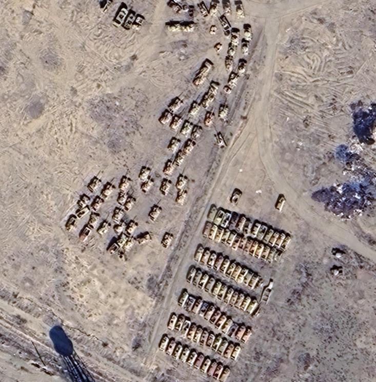 德黑兰附近三个伊朗军用车辆存放场的卫星图像，图像显示数百辆坦克和装甲车处于不同程