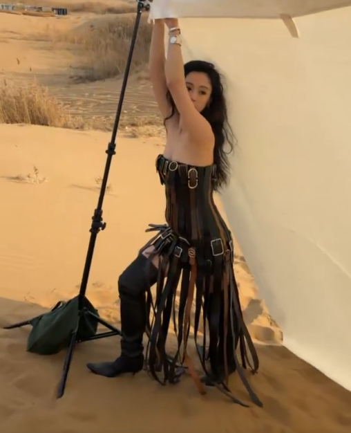 李梦皮带裙   李梦直播皮带裙造型风格真的是太美太酷了吧，其实我觉得这一次整体的