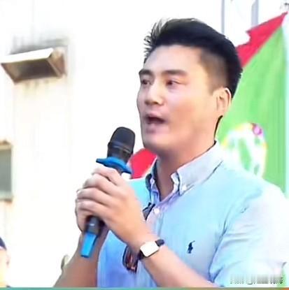 今日，丁瑀跑去给民进党议员站台助选！
不知道是丁瑀自己去的还是别人邀请他去的？