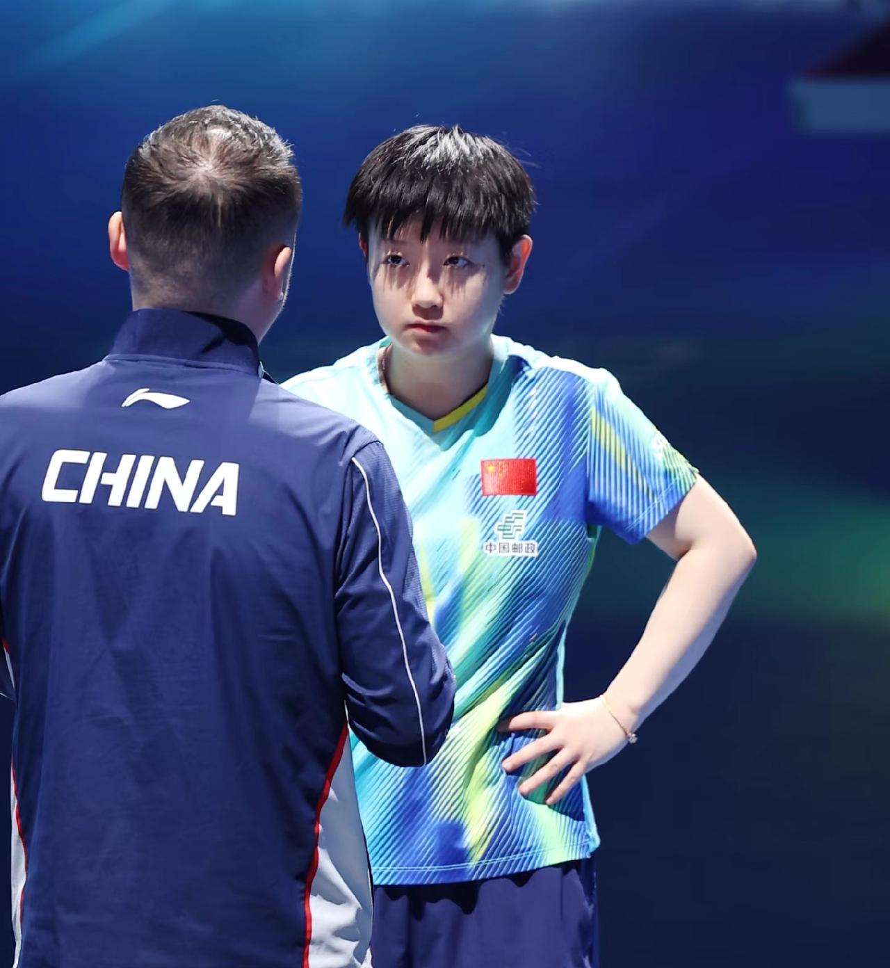 昨晚看孙颖莎比赛，
咋看咋觉得莎莎瘦了好多，
感觉“嘟嘟”小脸没有肉肉了。
可能