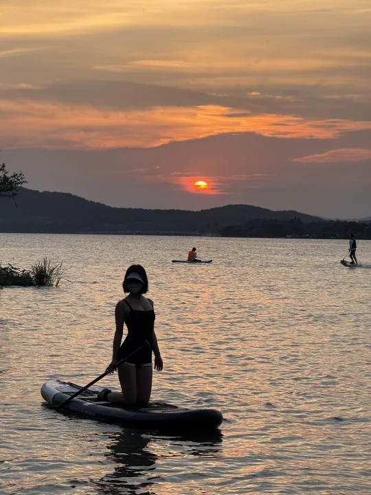 在无锡蠡湖，和小狗一起桨板追日落