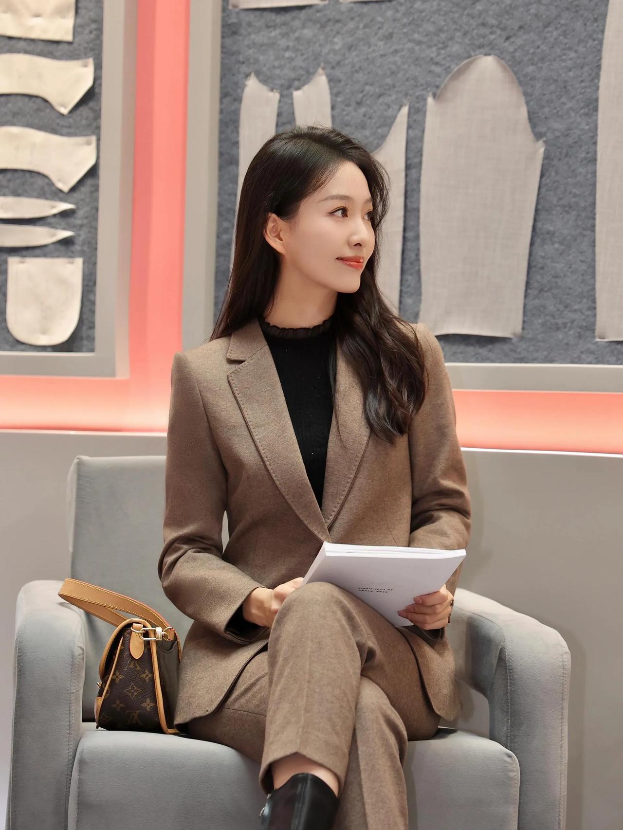 优雅如你#静待时光#分享女性魅力照#职业装穿搭 #美女完美气质#