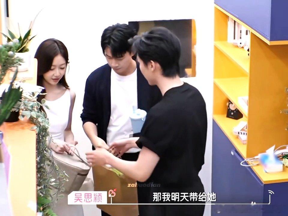 吴星颖住院孙柏涵送了好多东西孙柏涵送东西都是双份的自然又真实，这不比现偶好嗑！ 