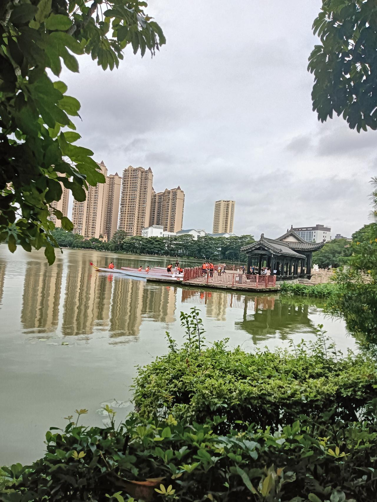 周日又去贵港市港北区东湖公园晨练，所见公园码头又在排练龙舟比赛。去年的端午龙舟比