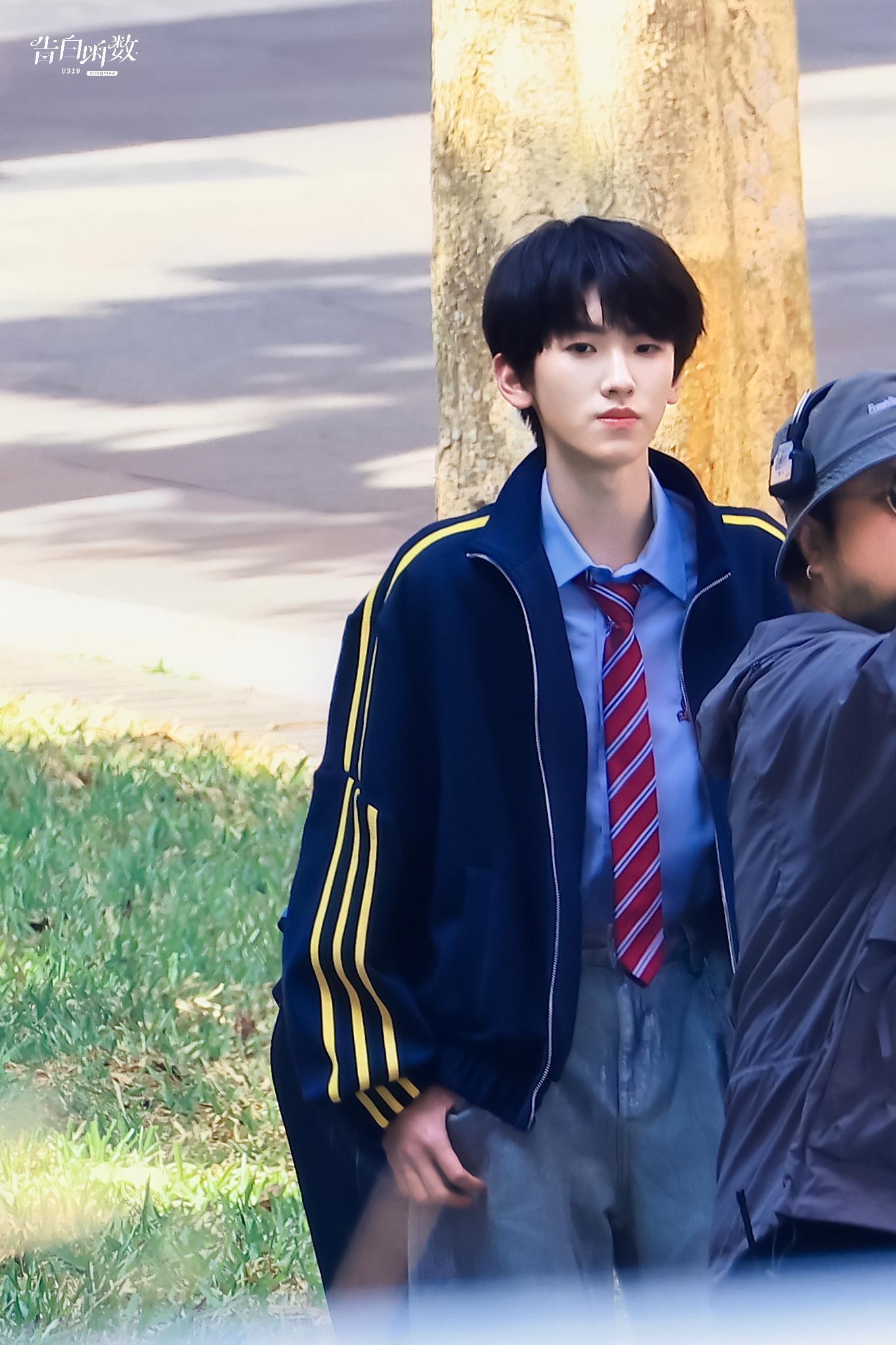 【左奇函】左奇函校服造型 左奇函我们的少年时代2校服造型路透，又高又帅的校园学长