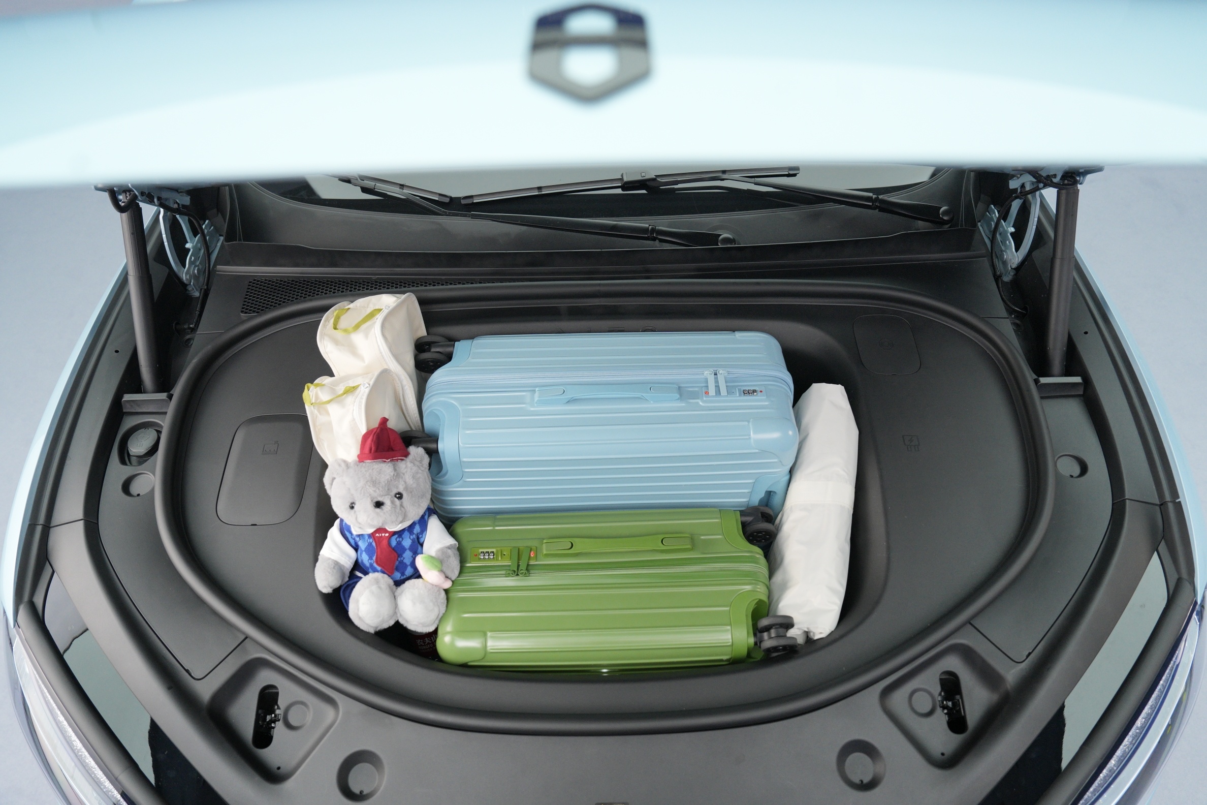 余承东现场展示问界M6前备箱空间问界M6正式上市，预售订单已破10万台。新车全系