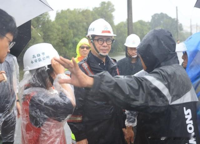 卢秀燕再次为自己赢得一局！高雄暴雨发大水，高雄市长陈其迈在没有办法的情况下，向台