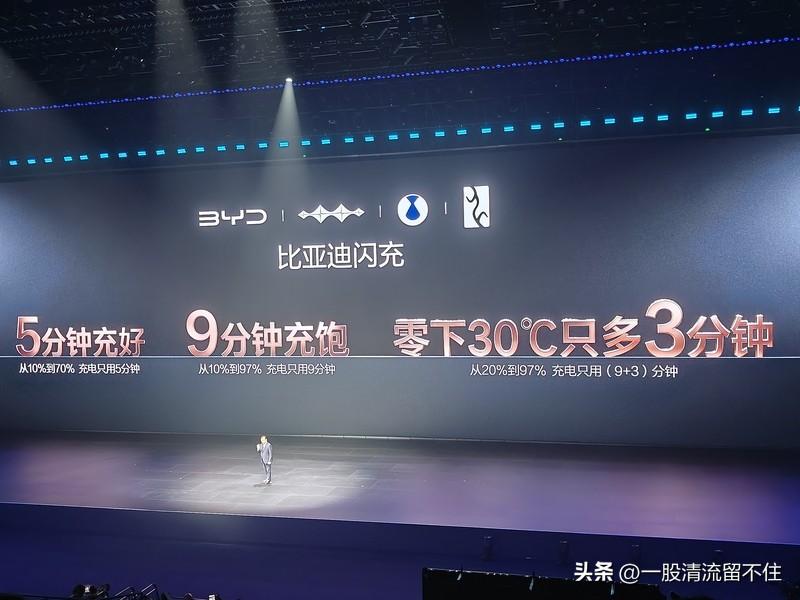 第二代腾势D9的动力电池配置相当厉害。它搭载比亚迪第二代刀片电池，而且全系标配闪