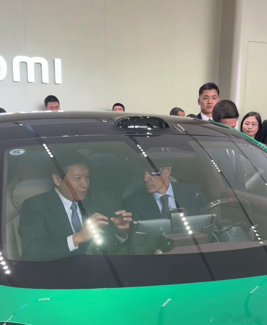 西班牙首相这次来，又去小米又去清华，其实挺有代表性的。一边是实打实的产业和产品，