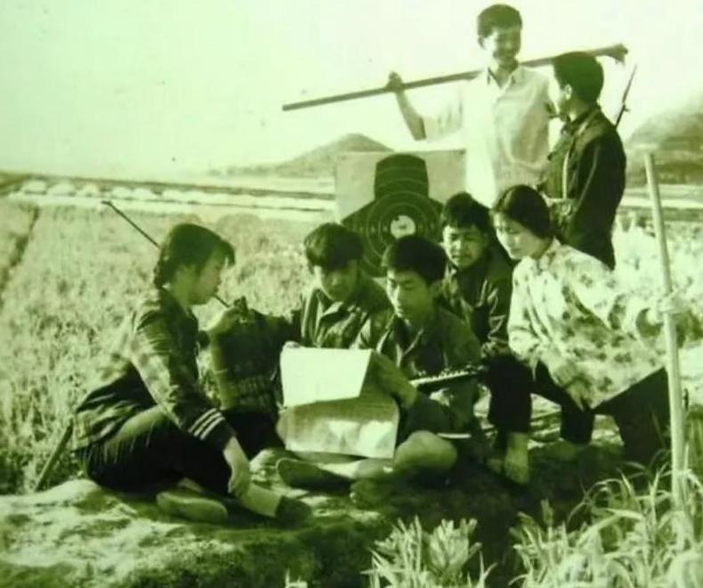 1969年，公社里丢了54元，16岁知青背了黑锅，失去返城机会。然而，他无意间发