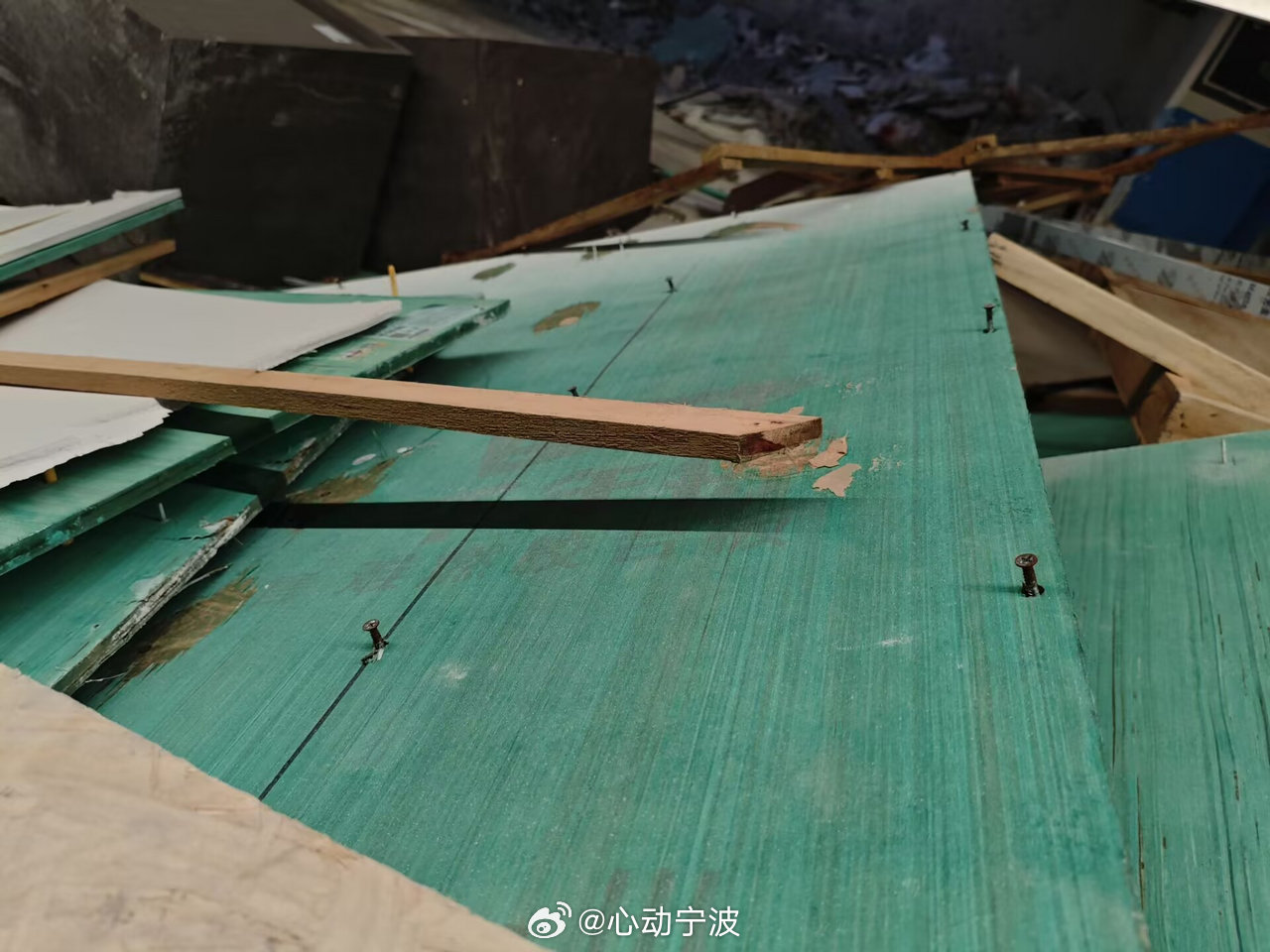 宁波鄞州瑧誉府地下车库散落铁钉数十业主车胎遭扎 6月23日，鄞州区瑧誉府业主反映