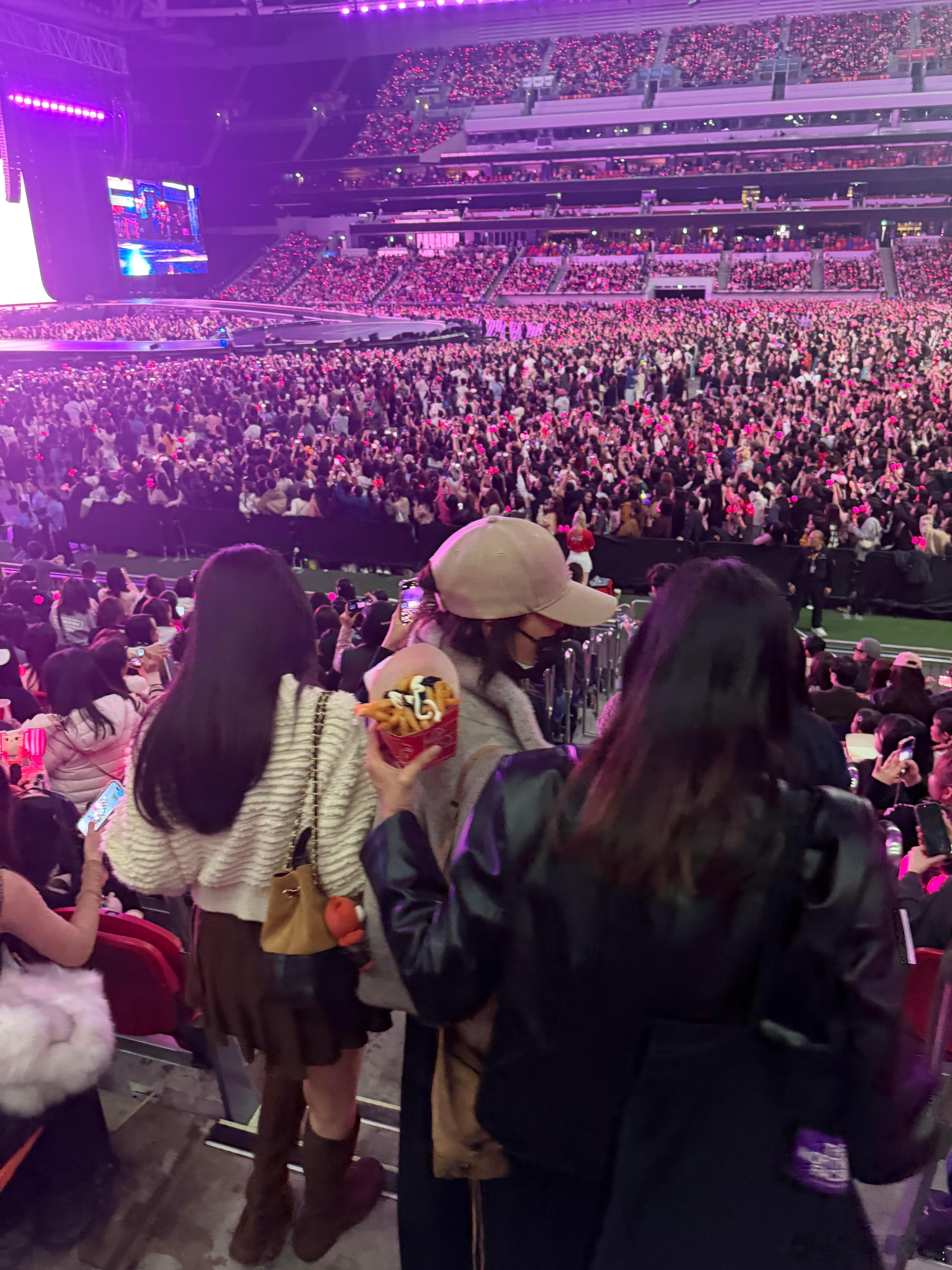 张曼玉去看BLACKPINK演唱会张曼玉现身BLACKPINK演唱会 哇！张曼玉