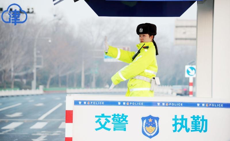 【新春走基层｜新春佳节我在岗 守护群众平安出行路】2月14日春节假期前最后一个晚