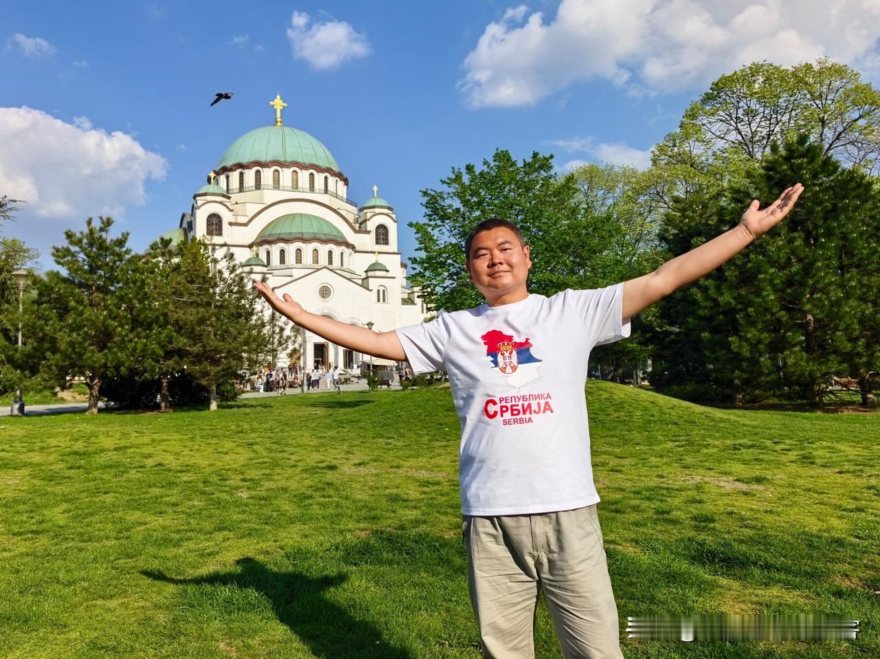 下午，在贝尔格莱德市区，走进圣萨瓦大教堂，巴尔干半岛规模最大的东正教教堂。蔚蓝的