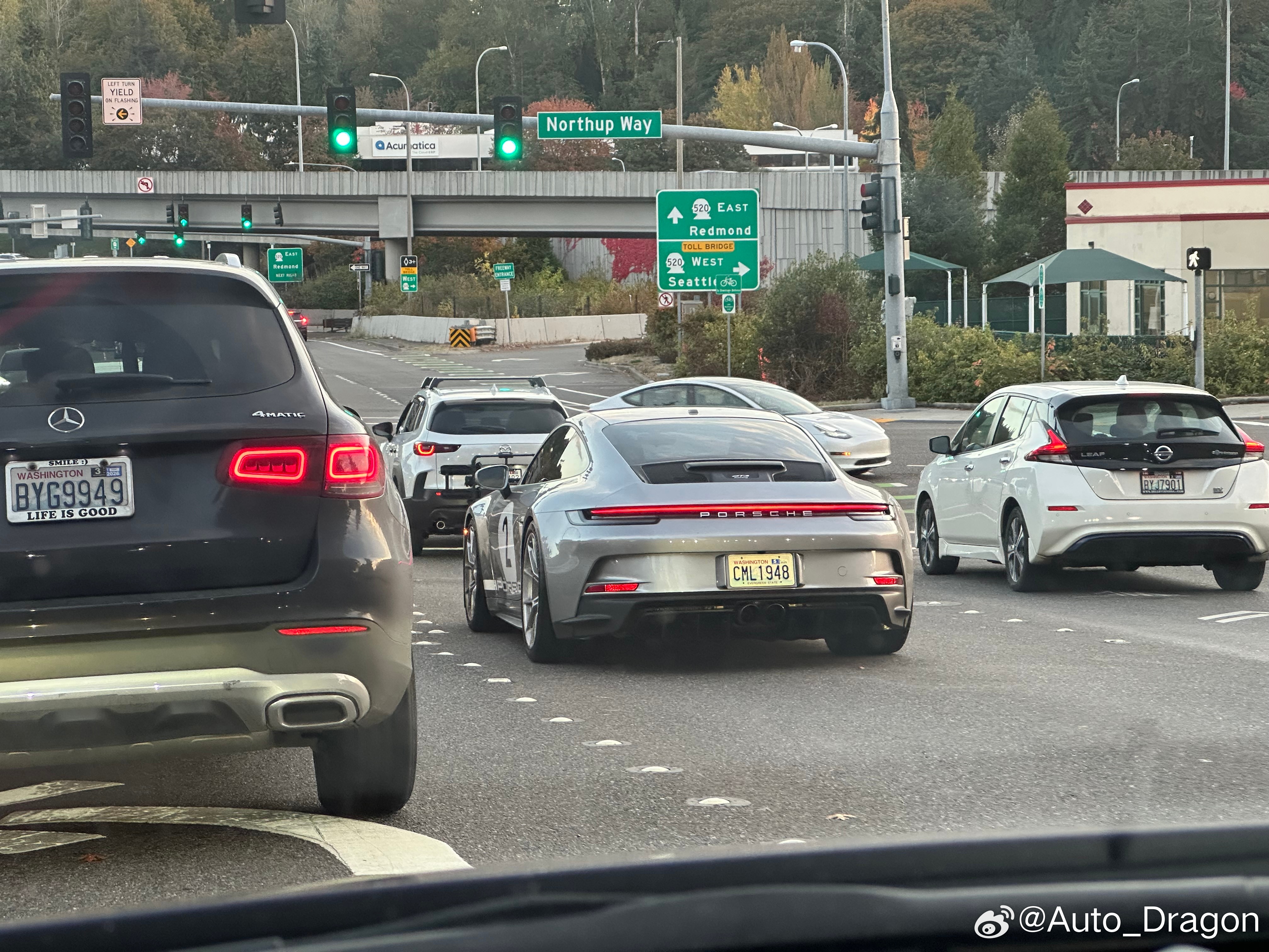 一次见路上行驶的992 GT3 Touring。这种哲学实在是太好了，既留下了赛