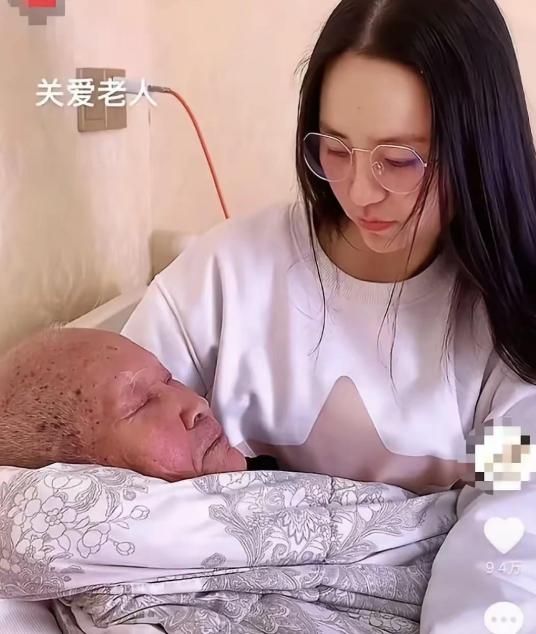 凌晨2点，一个90后孙媳妇把93岁的爷爷搂进了怀里。

凌晨两点，闹钟响了。佩佩