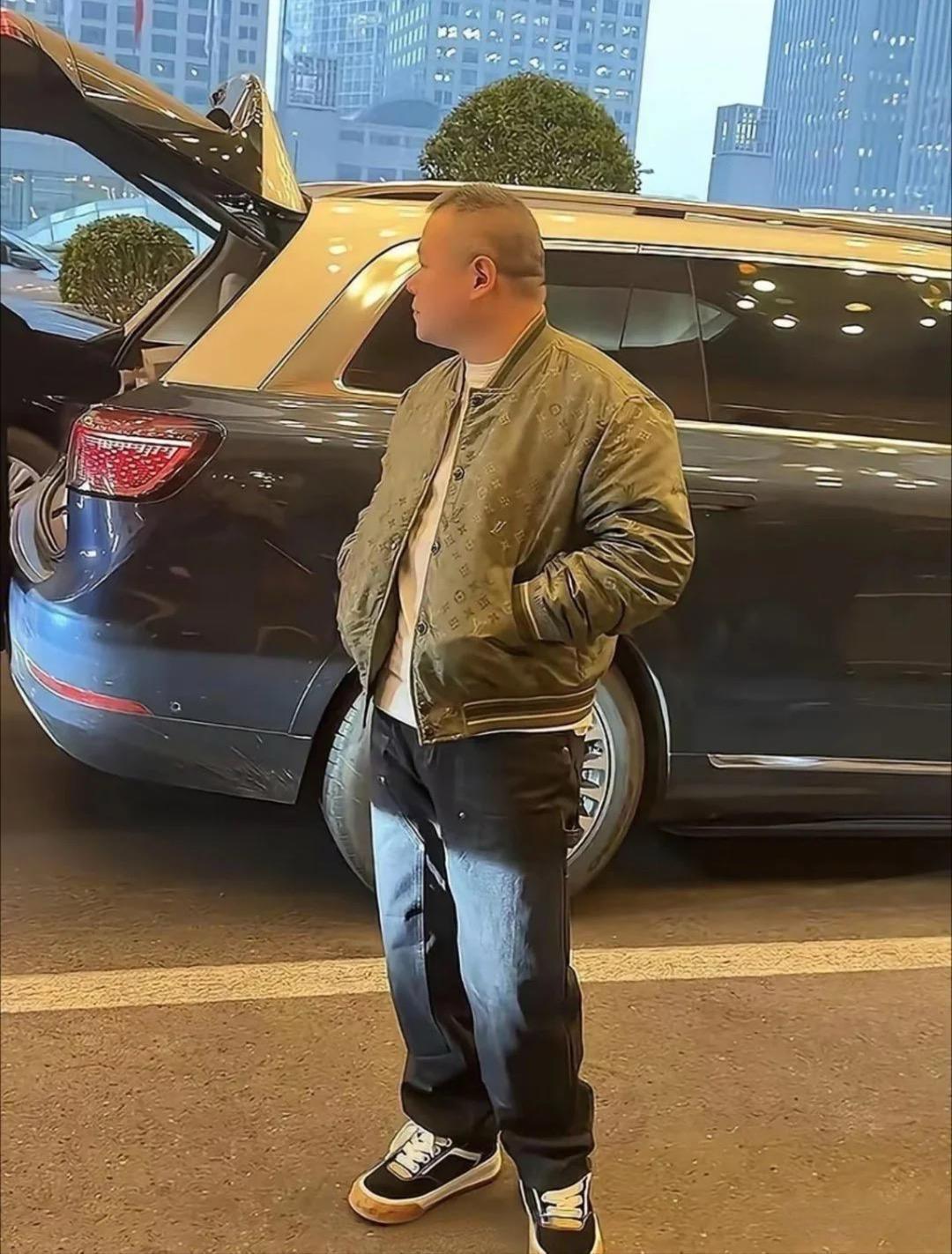 岳云鹏好歹也是一线巨星啊，怎么穿的衣服这么廉价呢？对不起他的档次。 