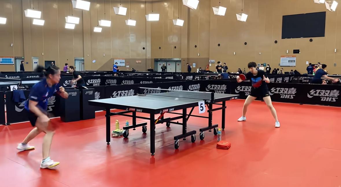 王曼昱帮助小将徐奕进行正反手全台不定点训练
曼昱把陈熠练出来了，
徐奕实战经验少