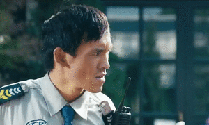 小区保安也挺惨，主动热情帮人开门会被骂随意开门，没有安全意识；不帮开门等业主自己