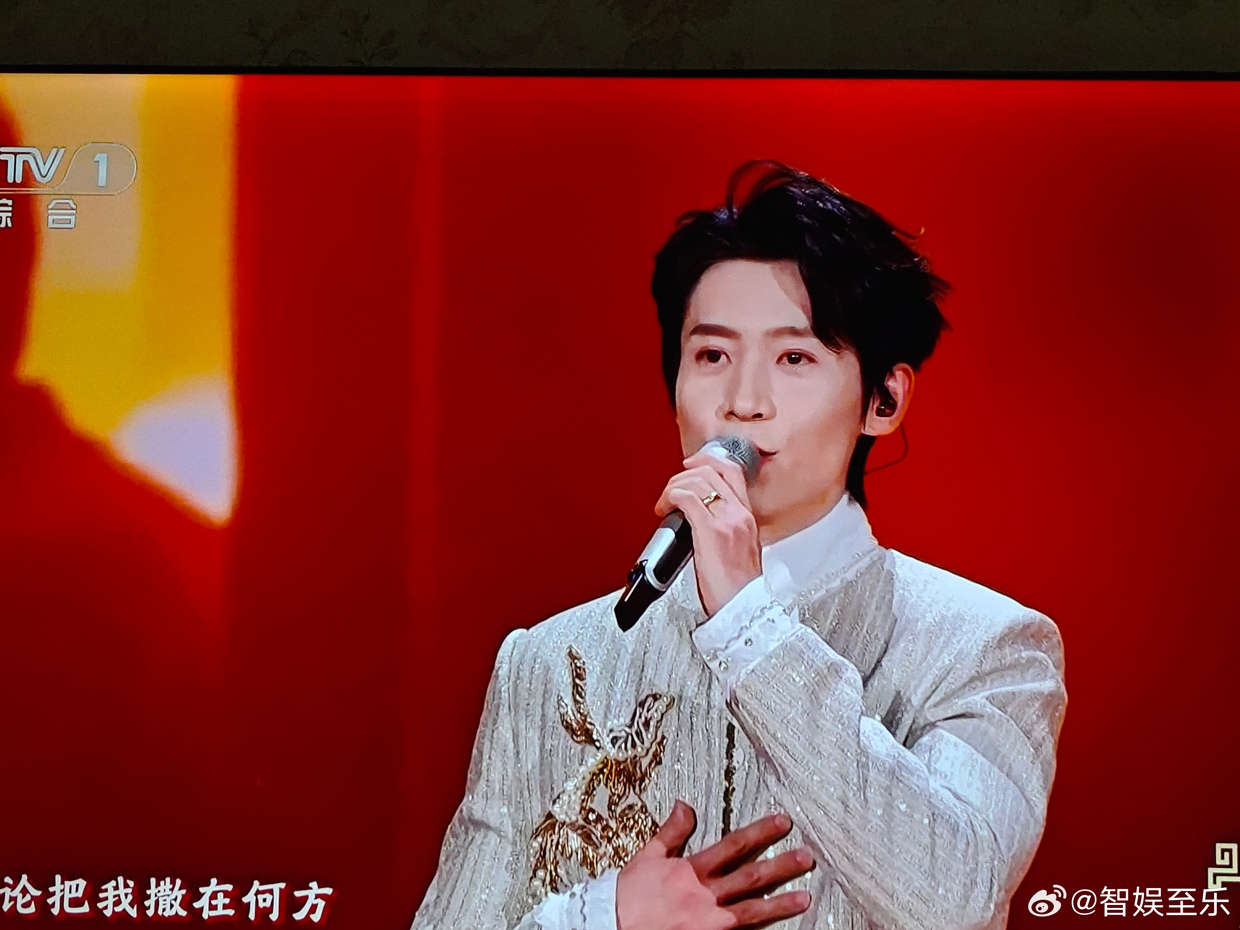 央视元宵晚会央视元宵晚会收视肯定比不上春晚，很多人不看电视，还有湖南江苏上海分流