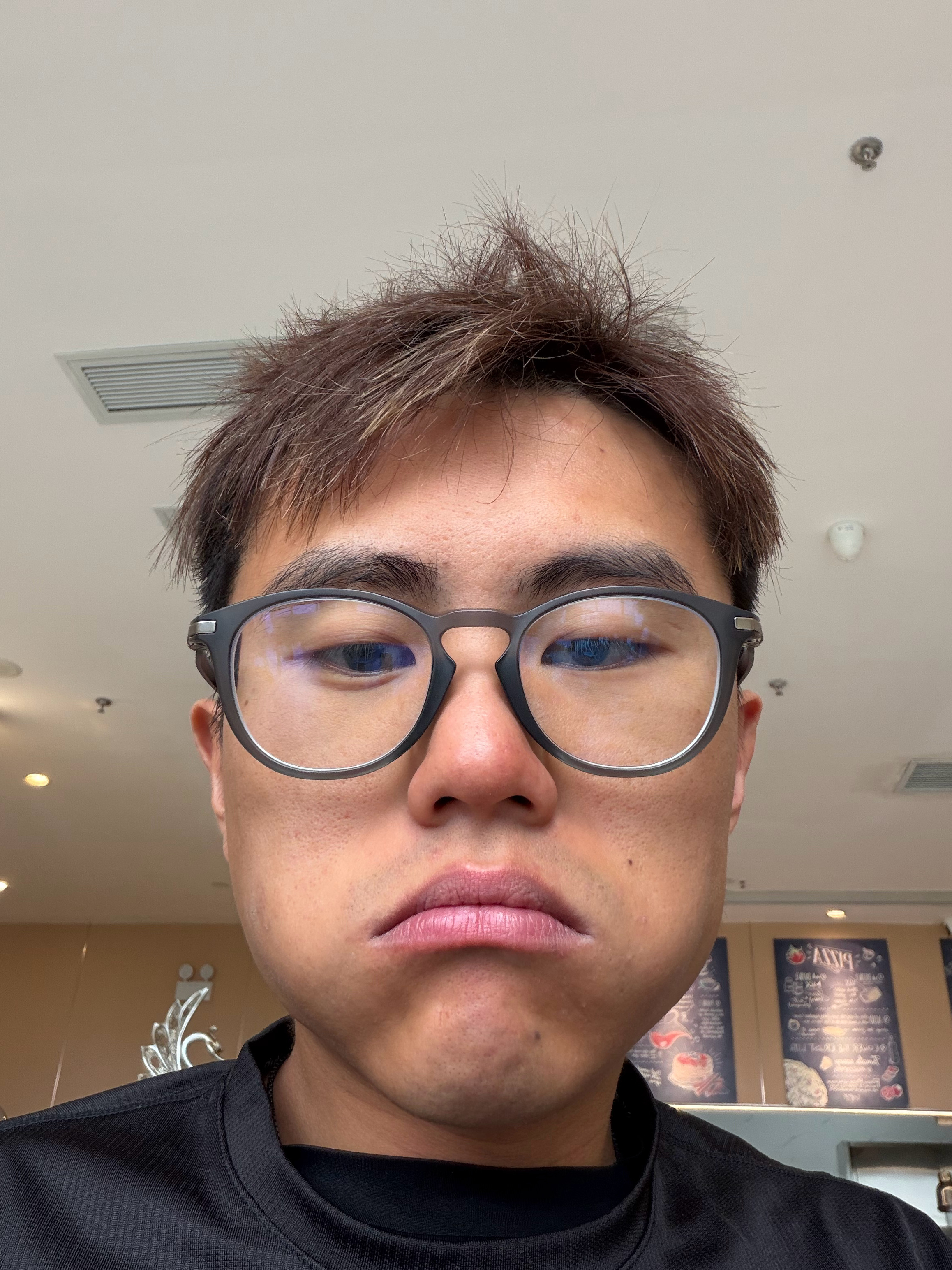 我朋友提醒过我了，我还是错误的估计了自己吃辣的能力，江西小炒来都来了我想尝尝，吃