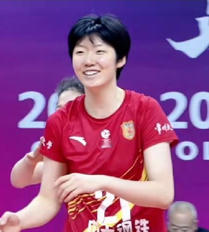 16岁的郭中楠由于在联赛中的出色发挥，被主教练赵勇第一时间招进新组建的中国女排，