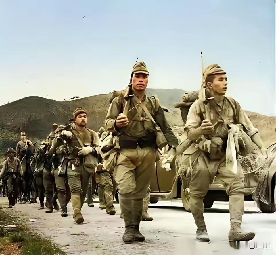 现在抗日剧的导演很多有问题，把日本人个个拍得衣装笔挺，光鲜亮丽，人高马大。这才是